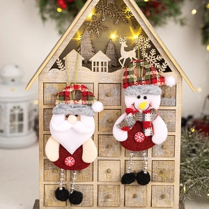 Detail von Stoff-Weihnachtsmann- und Schneemann-Anhängern mit Karomuster und Goldkordel