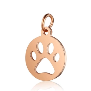 Pendentif patte de chien évidé en or rose poli avec anneau de saut sur fond blanc