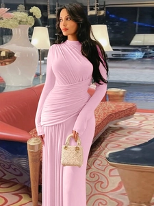 Elegante abito lungo rosa a maniche lunghe con arricciature e vestibilità aderente