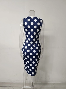 Détail de la vue arrière d'une robe sans manches bleu marine à motifs à pois blancs