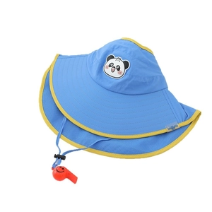 Cappello da sole per bambini celeste con toppa panda e tesa gialla con fischietto