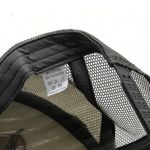Détail de la maille respirante et de la fermeture réglable sur une casquette noire
