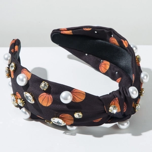 Gros plan du bandeau imprimé basket avec perles blanches et strass étincelants