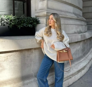 Look urbain avec pull en maille blanc, jean en denim bleu et sac à main en cuir marron