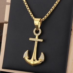 Pendentif ancre luxe plaqué or 18k avec diamants sur support de présentation noir