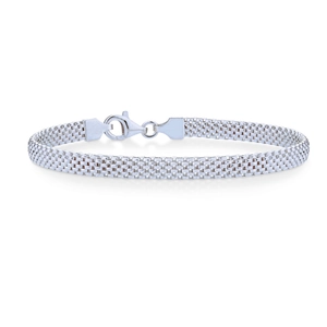 Gros plan du bracelet en maille d'acier inoxydable argenté montrant la texture et le fermoir