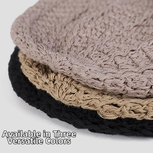 Dettaglio di tre berretti in maglia di lino in nero, beige e taupe con trama fine