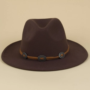 Detailansicht eines braunen Wollhutes mit Metall-Conchos und Lederband im Retro-Stil