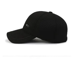Seitenansicht der Herren-Wollmischung-Baseballkappe mit Twill-Struktur und Logo-Detail