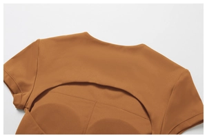 Détail du haut de yoga caramel avec dos évidé et coussinets de soutien-gorge