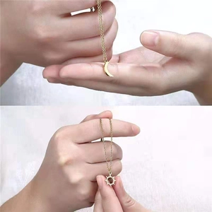 Ensemble de colliers minimalistes soleil et lune en acier doré pour couples