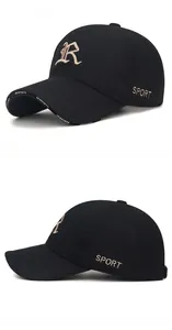 Detail der schwarzen Baseballkappe mit goldener R-Stickerei und Sport-Schriftzug an der Seite