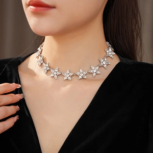 Dettaglio della collana girocollo a forma di stella con strass indossata da una modella