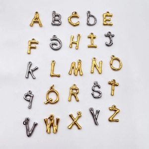 Detailansicht der 26 Buchstabenanhänger in Gold und Silber für individuellen Schmuck