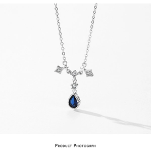 Détail du collier en argent S925 avec pierre bleue en goutte et breloques étoiles