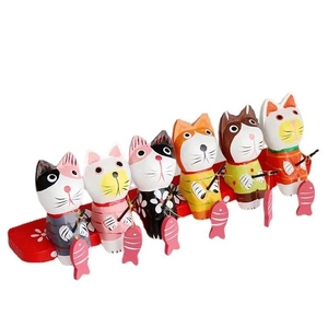 Japanische Katzen-Angelfiguren aus Holz im 6er-Set auf rotem Sockel für Wohndeko