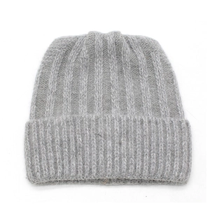Détail du bonnet en maille grise montrant la texture douce et le design chaud doublé