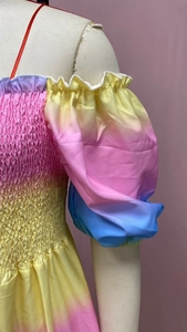 Nahaufnahme des gerafften Oberteils und der Puffärmel am Kleid mit Farbverlauf