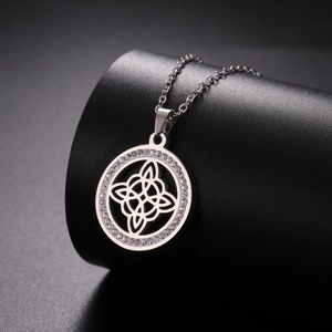 Détail macro du pendentif nœud de sorcière argenté serti de zircons étincelants
