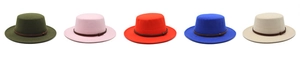 Détail à plat de chapeaux en laine en vert, rose, rouge, bleu et beige avec bande en cuir