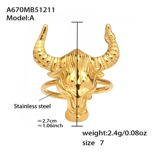 Vista dettagliata dell'anello a testa di toro oro, altezza 2,7 cm e peso acciaio 2,4 g