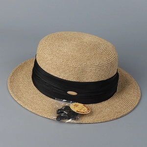 Détail d'un chapeau de paille à haut plat avec ruban noir et étiquette de protection UPF 50+