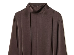 Détail d'une robe en satin à col montant avec drapé élégant et texture de tissu lisse