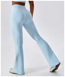 Gros plan d'un pantalon de yoga évasé bleu clair avec texture côtelée et taille haute