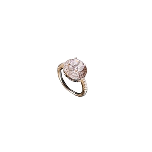 Bague halo géométrique en zircon étincelant avec anneau argenté et pierres d'accentuation
