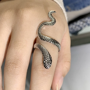 Vue détaillée d'une bague serpent argentée avec écailles texturées et yeux brillants