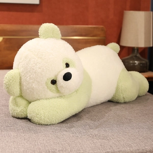 Détail d'une peluche de panda vert et blanc dans une chambre chaleureuse