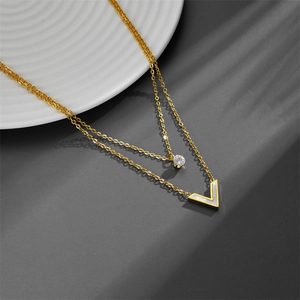 Collier double rang en acier titane doré avec pendentif en V, nacre et zircone
