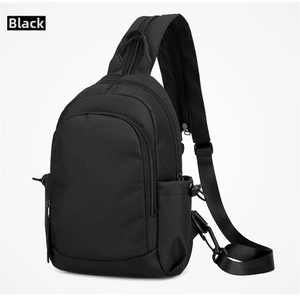 Zwarte casual nylon slingtas, lichtgewicht en waterdicht, crossbody rugzak detailweergave.
