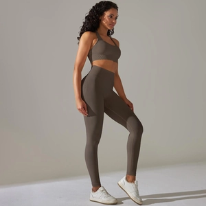 Détail d'un ensemble de sport côtelé sans couture avec soutien-gorge et legging