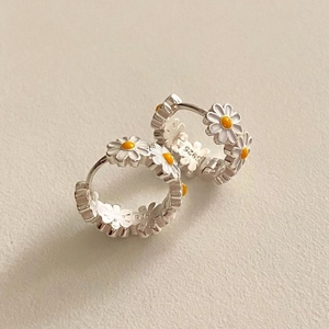 Minimalist S925 sterling silver daisy stud earrings with white enamel petals