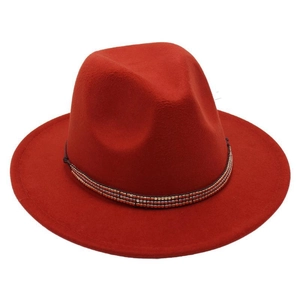 Vue détaillée du chapeau Fedora en laine rouge avec ruban décoratif perlé doré