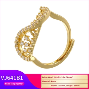 Vue macro d'une bague en laiton doré aux courbes creuses et pierres zircons