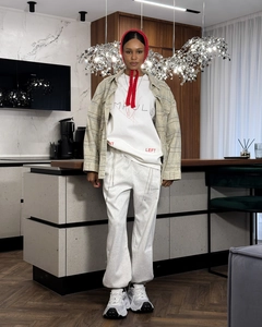 Look d'automne avec un sweat à imprimé blanc et un bonnet en tricot rouge vif