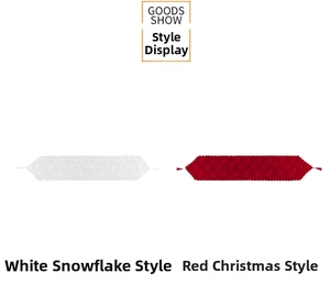 Details der Weihnachtstischläufer mit festlichen Schneeflocken und Quastenverzierung