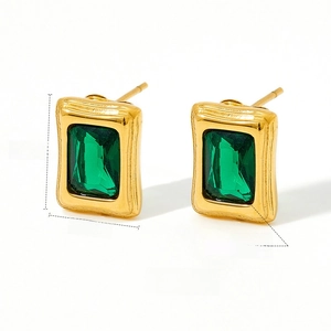 Détail de boucles d'oreilles en acier doré 13mm avec grands zircons rectangulaires verts