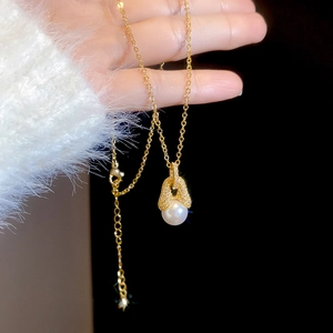 Nahaufnahme der 18k vergoldeten Halskette mit Zirkonia und eleganter Perle