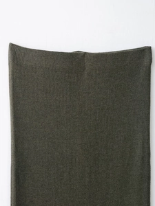 Vue détaillée du tricot vert olive foncé avec texture de côtes verticales précises