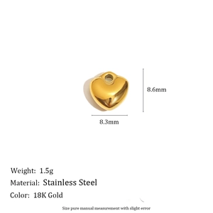 Détail d'un pendentif cœur en acier doré 18K avec dimensions et poids précisés