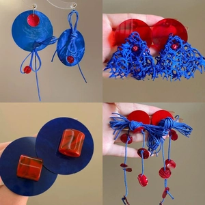 Boucles d'oreilles bohèmes rouges et bleues à pompons avec design géométrique d'été