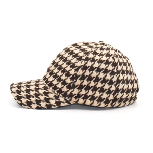 Détail de la texture en peluche à motif pied-de-poule d'une casquette d'hiver épaisse