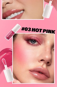 Détails macro du fard à joues liquide #03 Hot Pink avec applicateur pour les joues et lèvres