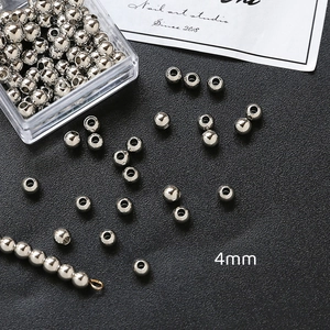 Vista macro de cuentas espaciadoras de cobre plateado de 4mm para joyería y collares