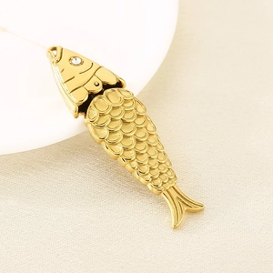 Pendentif carpe koï articulé en or 18 carats avec écailles détaillées et œil en strass