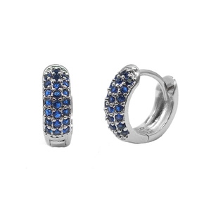 Detailansicht der 925 Sterling Silber Creolen mit dreireihigem blauem Zirkonia-Besatz