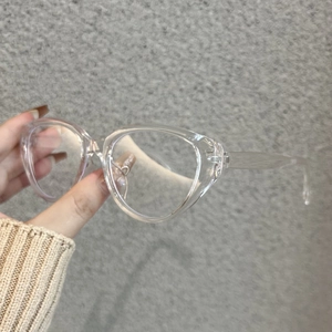 Nahaufnahme eines transparenten Cat-Eye-Brillengestells im minimalistischen Design